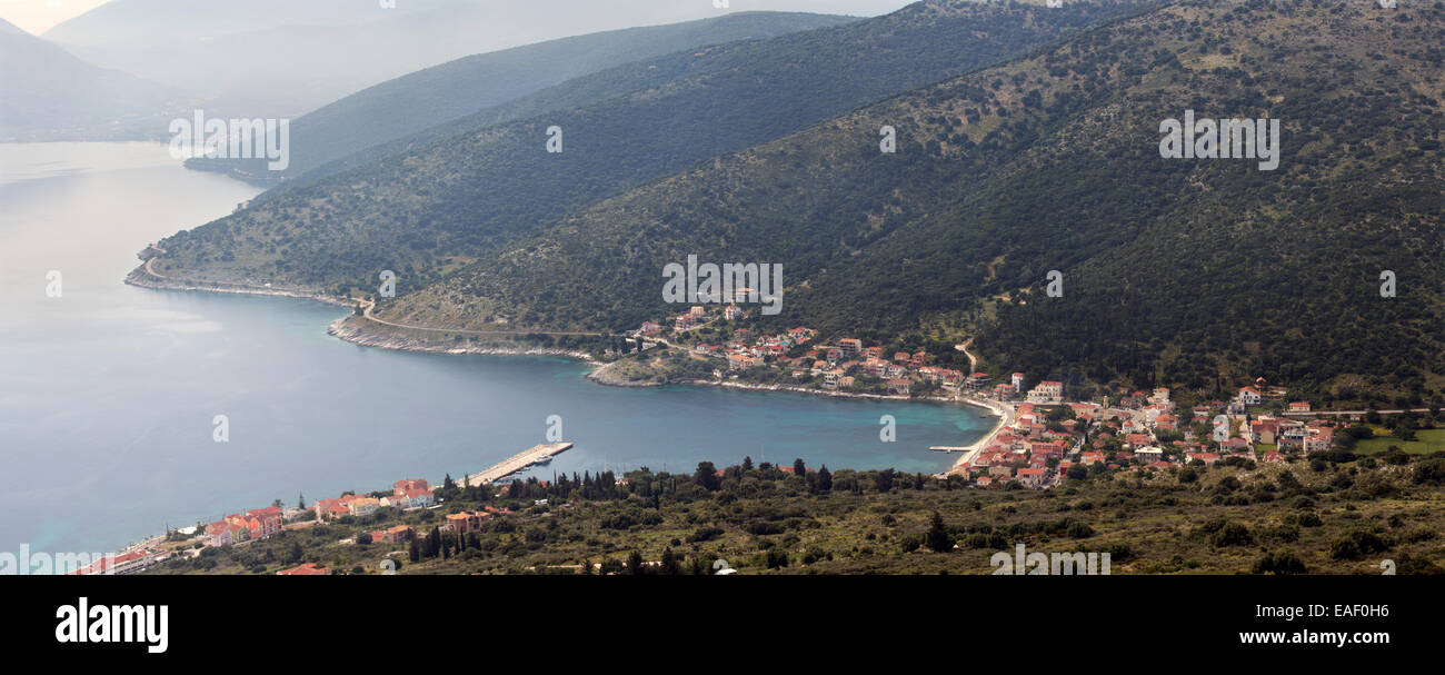 Une photographie panoramique de la ville côtière d''Agia Efimia, Céphalonie, prises depuis les montagnes au-dessus. Banque D'Images