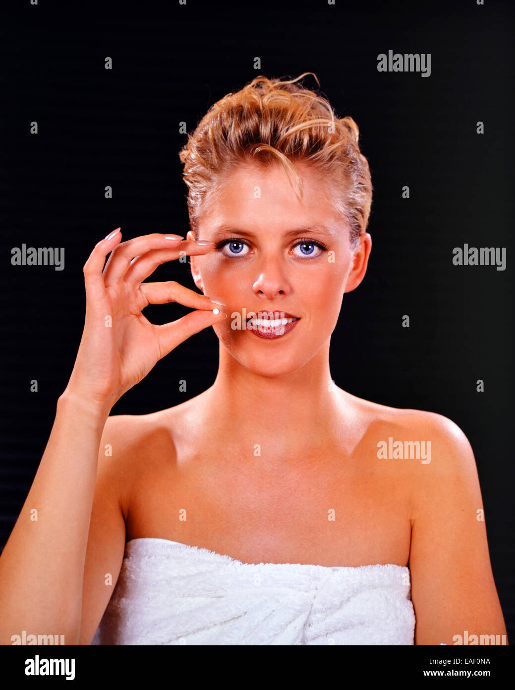 Femme blonde avec Pilule Banque D'Images