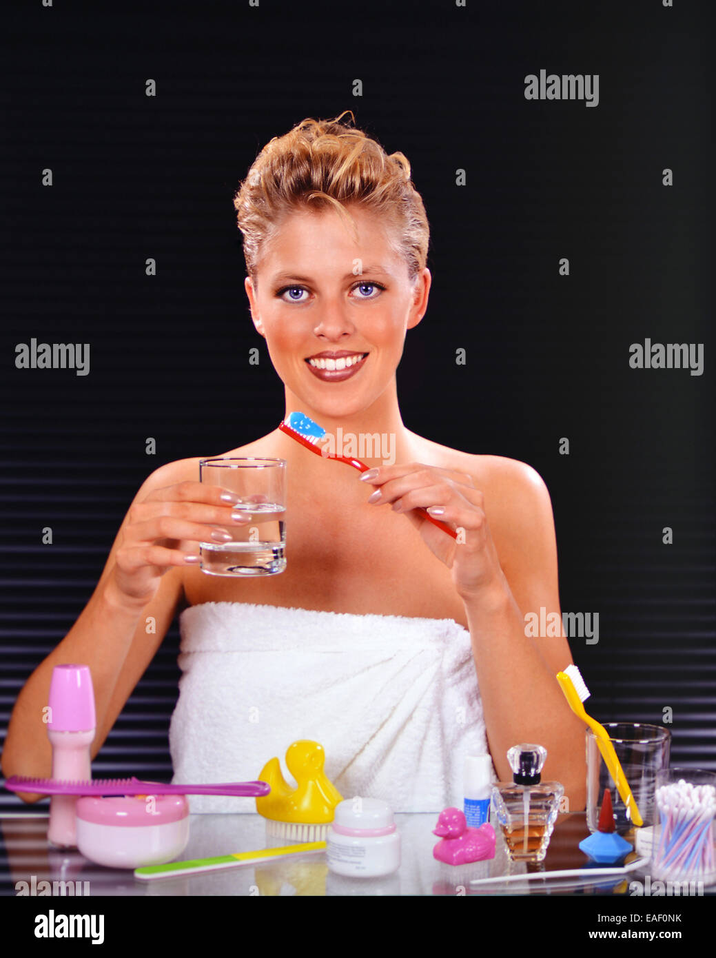 Femme blonde se brosser les dents Banque D'Images