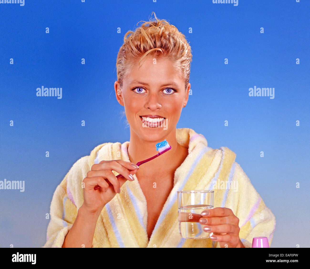 Femme blonde nettoyer les dents avec une brosse à dents Banque D'Images