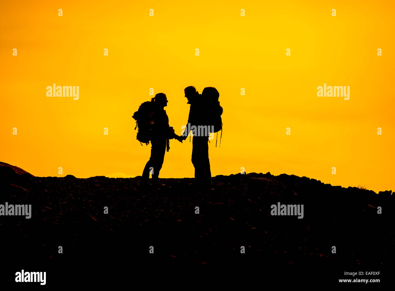 Silhouette de backpacker couple avoir un moment spécial au coucher du soleil. USA Banque D'Images