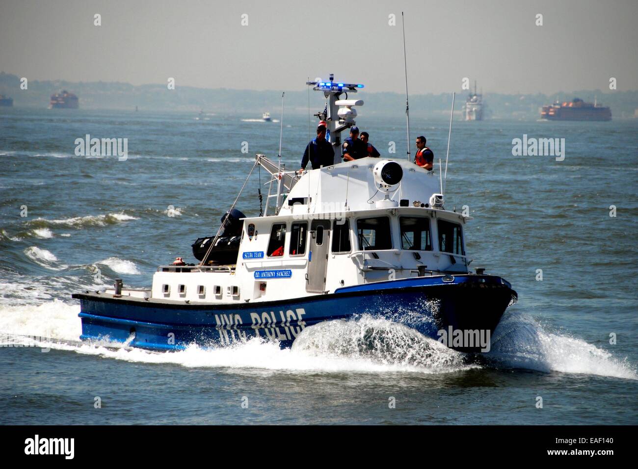 New York : New York City Police bateau sur la rivière Hudson assurant la sécurité lors de la Semaine annuelle de la Parade de navires Banque D'Images