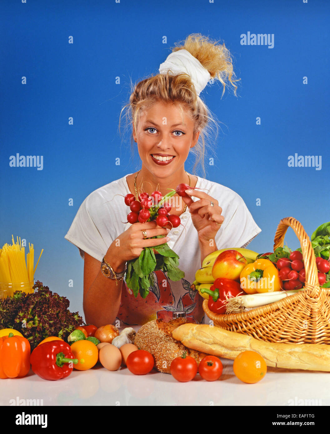 Femme blonde manger les radis Banque D'Images