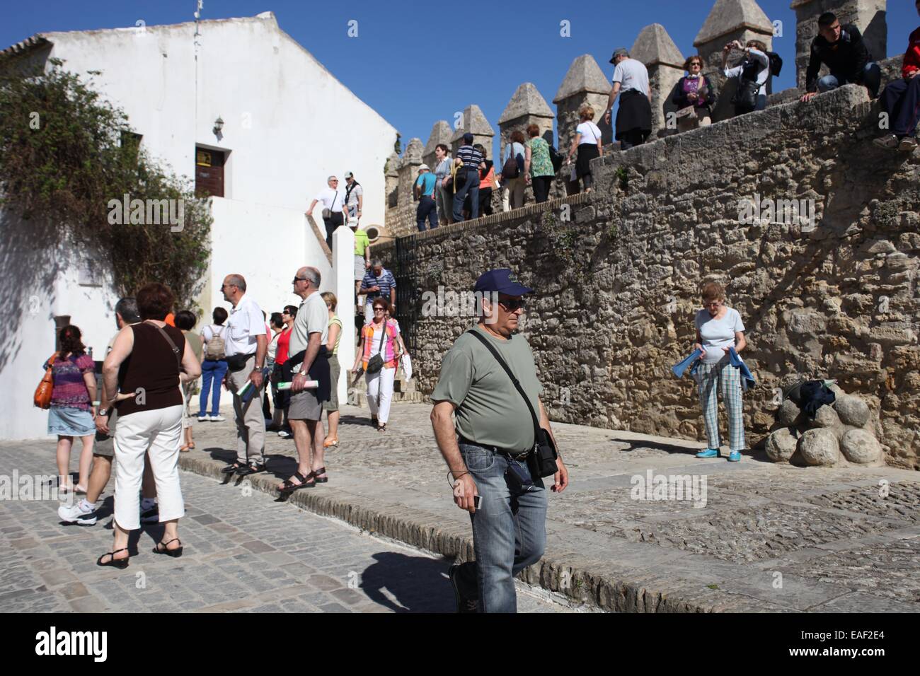 Les touristes visitant Vejer de la Frontera Cadiz, Andalousie Espagne. Vejer de la Frontera est un des villages blancs (Pueblos Blancos) Banque D'Images