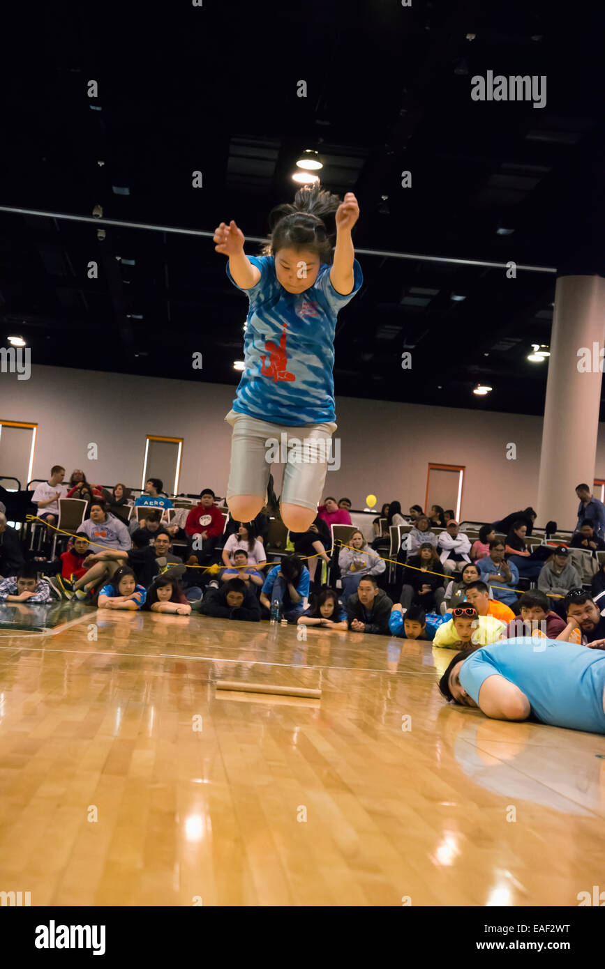 Au milieu de l'athlète dans l'air Girl's Toe Kick la concurrence, Dena'ina Civic & Convention Center dans le centre-ville d'Anchorage en Alaska Banque D'Images