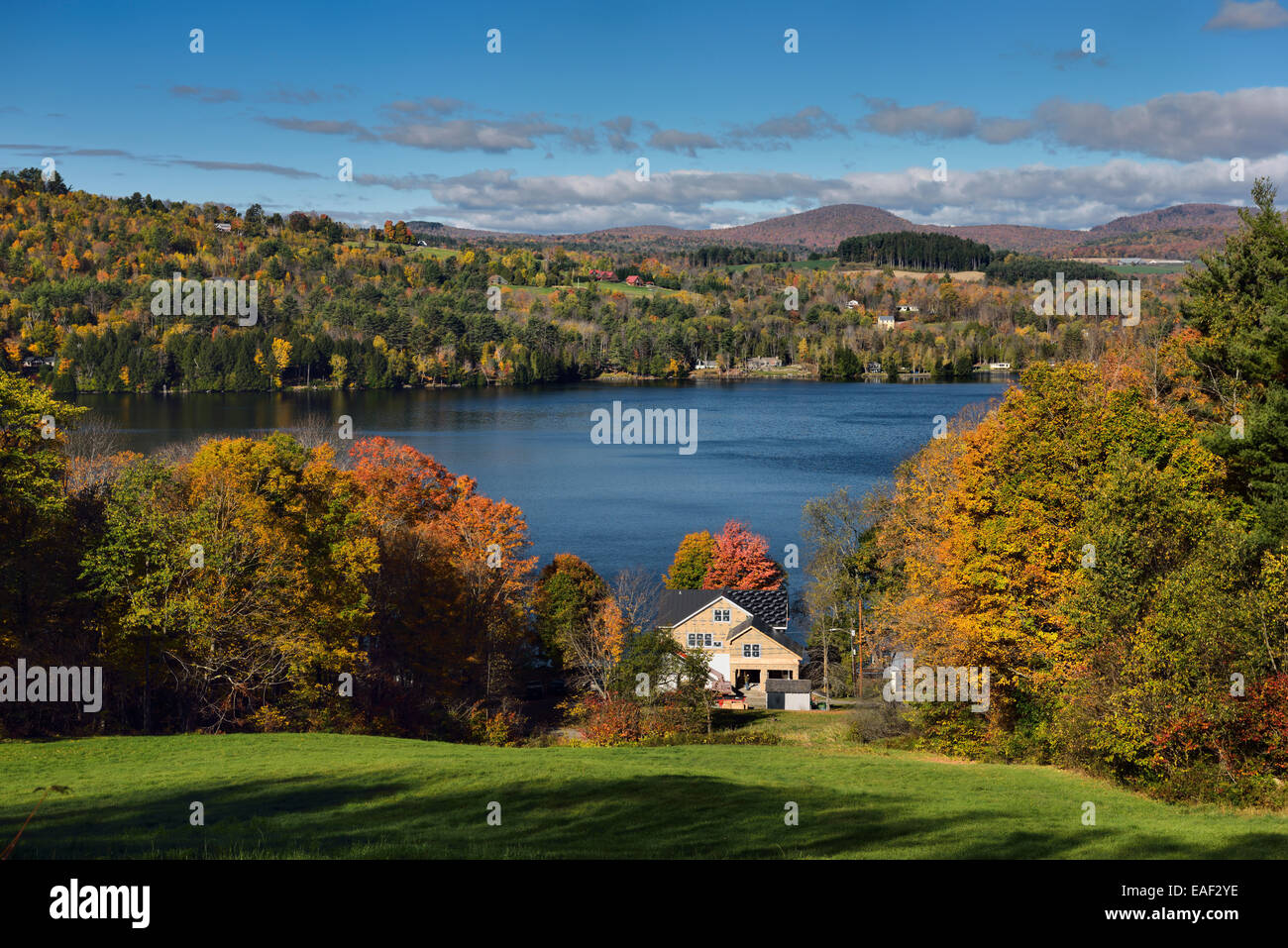 Construction maison Cottage à l'automne sur Harveys Lake West Barnet Vermont USA avec des arbres dans la couleur de l'automne Banque D'Images