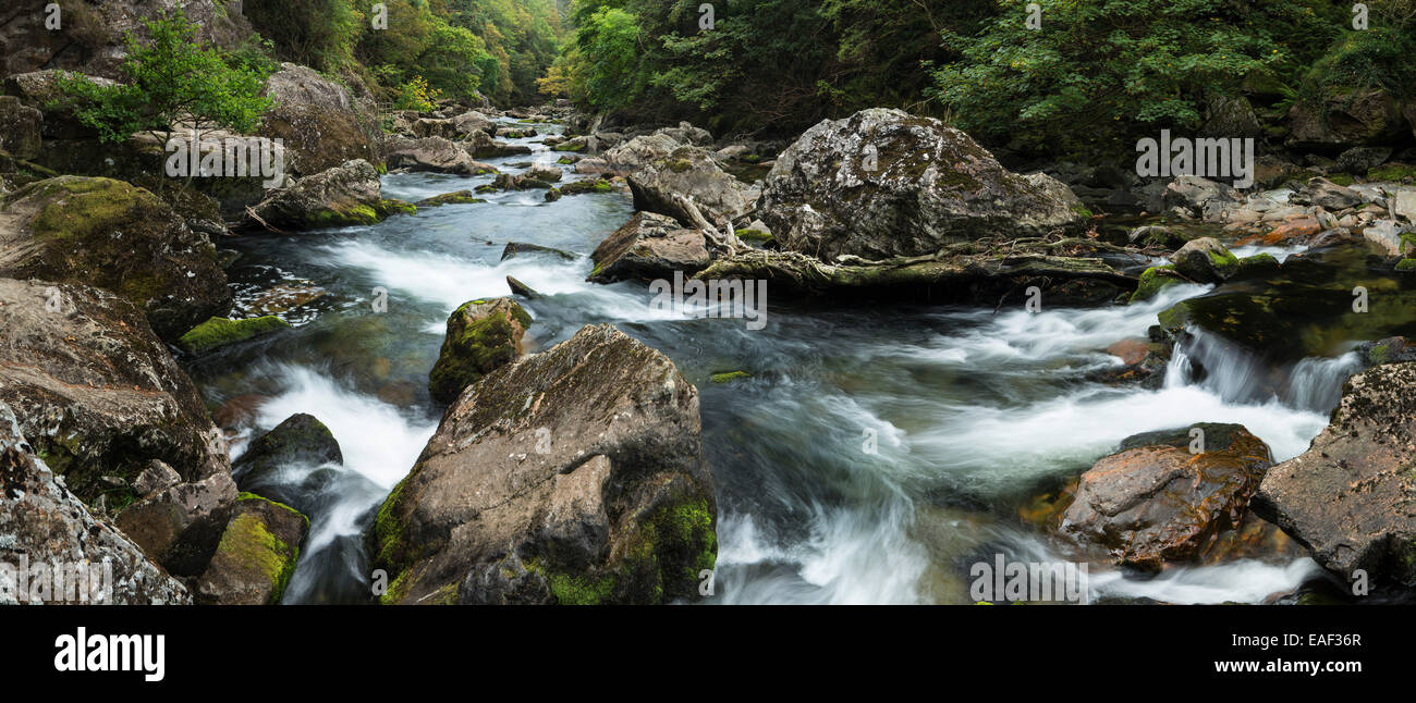 La rivière Glaslyn flux entre les arbres et les rochers de l'Aberglaslyn Pass in Snowdonia, Gwynedd, au nord du Pays de Galles Banque D'Images