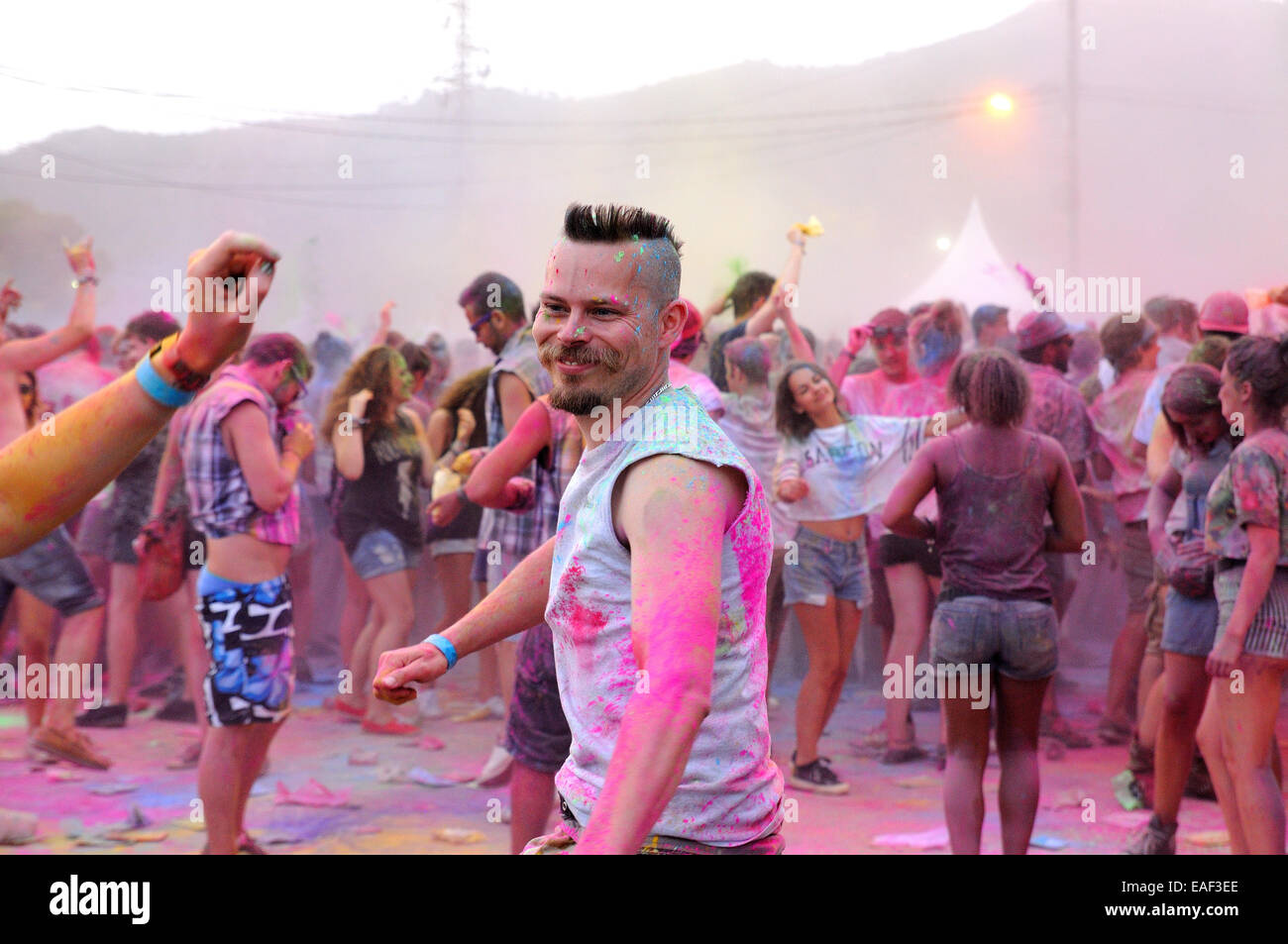 BENICASIM, ESPAGNE - 21 juillet : les gens au travail à couleur Holi Pringles FIB (Festival Internacional de Benicassim) Festival. Banque D'Images