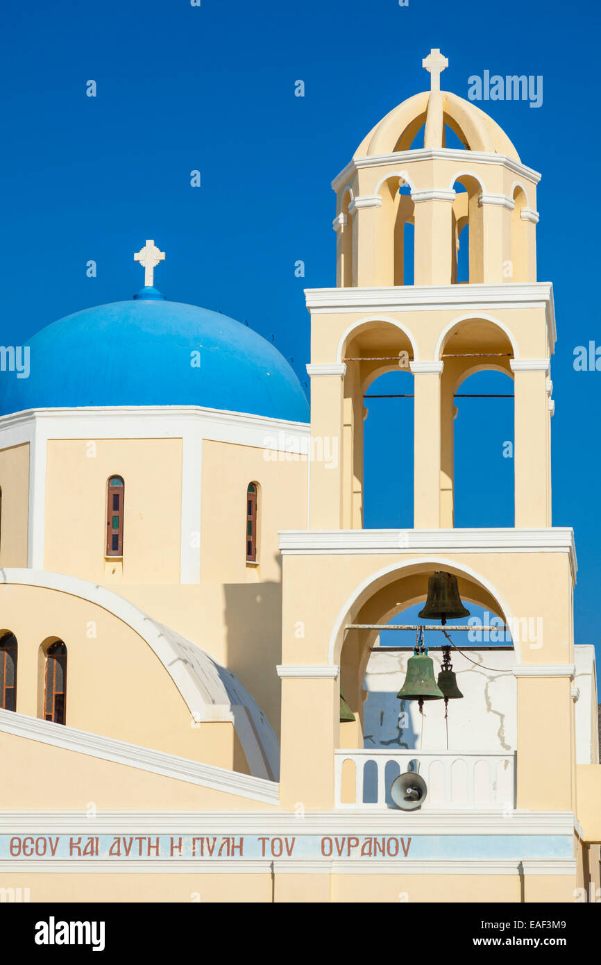Clocher et le dôme bleu de l'église de Saint George, Oia, Santorin (thira), îles Cyclades, îles grecques, Grèce, Union européenne, Europe Banque D'Images