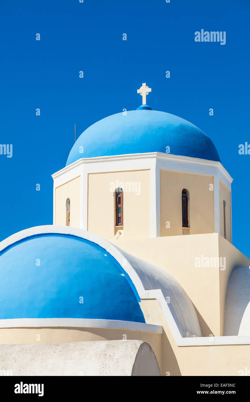 Dôme bleu de l'Église de Saint-Georges dans le village d''Oia, Santorin (thira), îles Cyclades, îles grecques, Grèce, Union européenne, Europe Banque D'Images