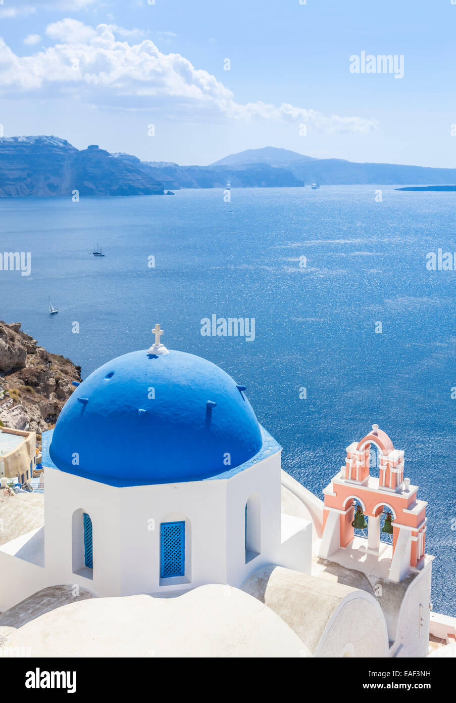 L'église grecque blanc avec dôme bleu & pink Bell Tower, Oia, Santorin, Santorini, Cyclades, îles grecques, Grèce, Union européenne, Europe Banque D'Images