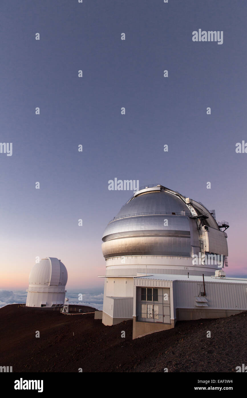 L'Observatoire Gemini et le Télescope Canada-France-Hawaii au crépuscule sur le Mauna Kea à Hawaii USA Banque D'Images