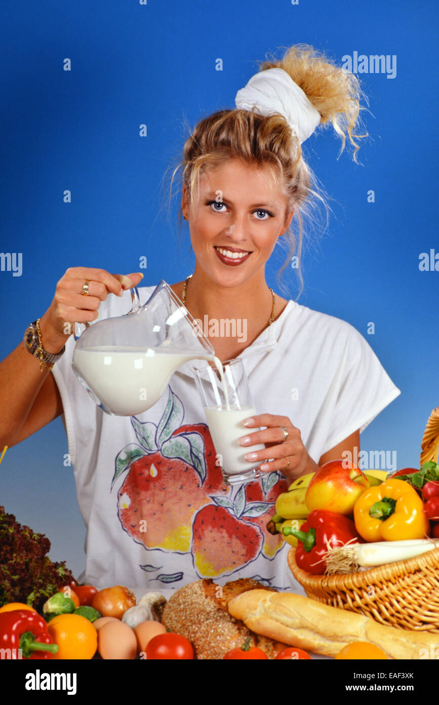 Femme blonde prendre le petit déjeuner Banque D'Images