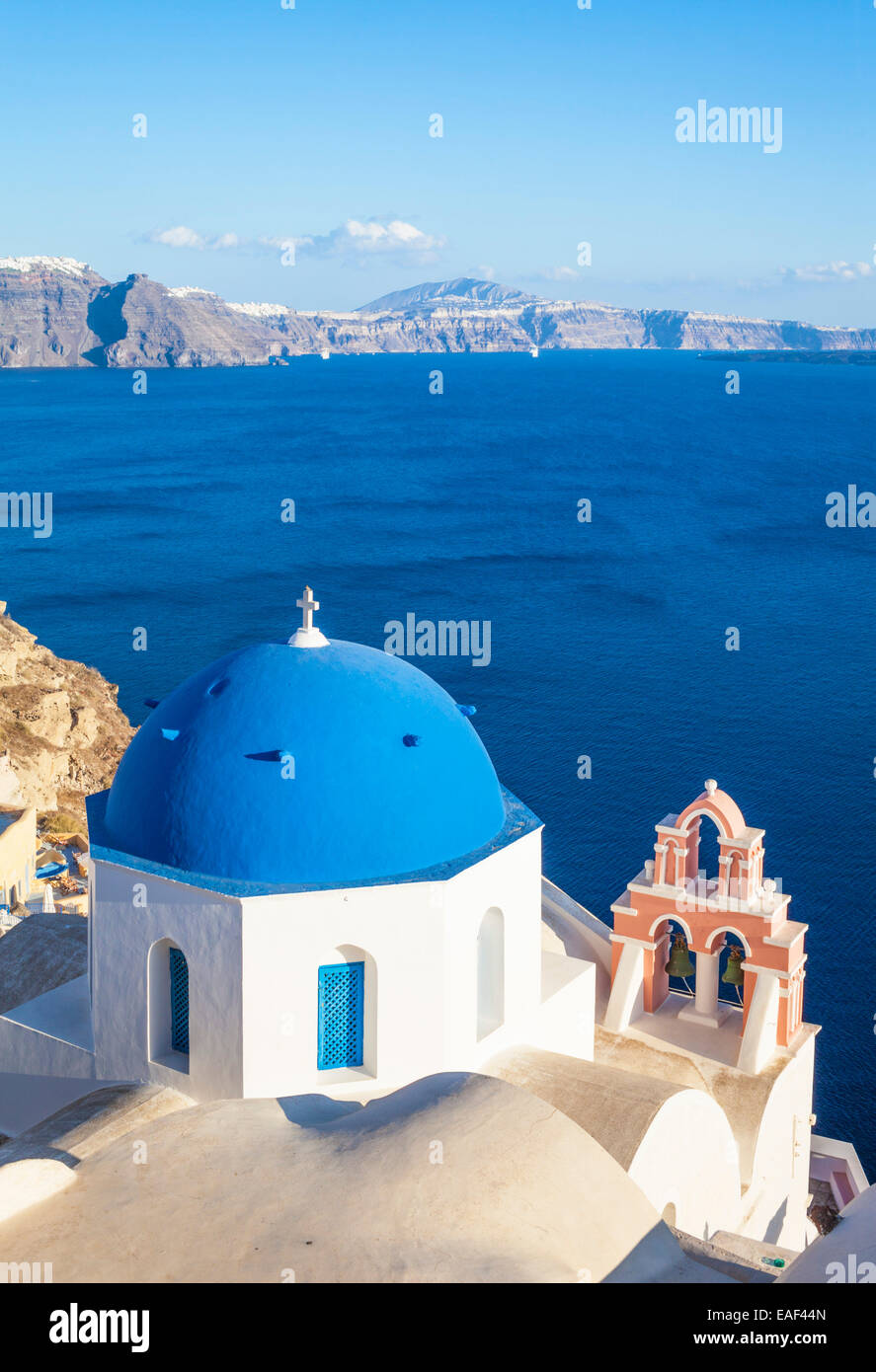 L'église grecque blanc avec dôme bleu & pink Bell Tower, Oia, Santorin, Santorini, Cyclades, îles grecques, Grèce, Union européenne, Europe Banque D'Images