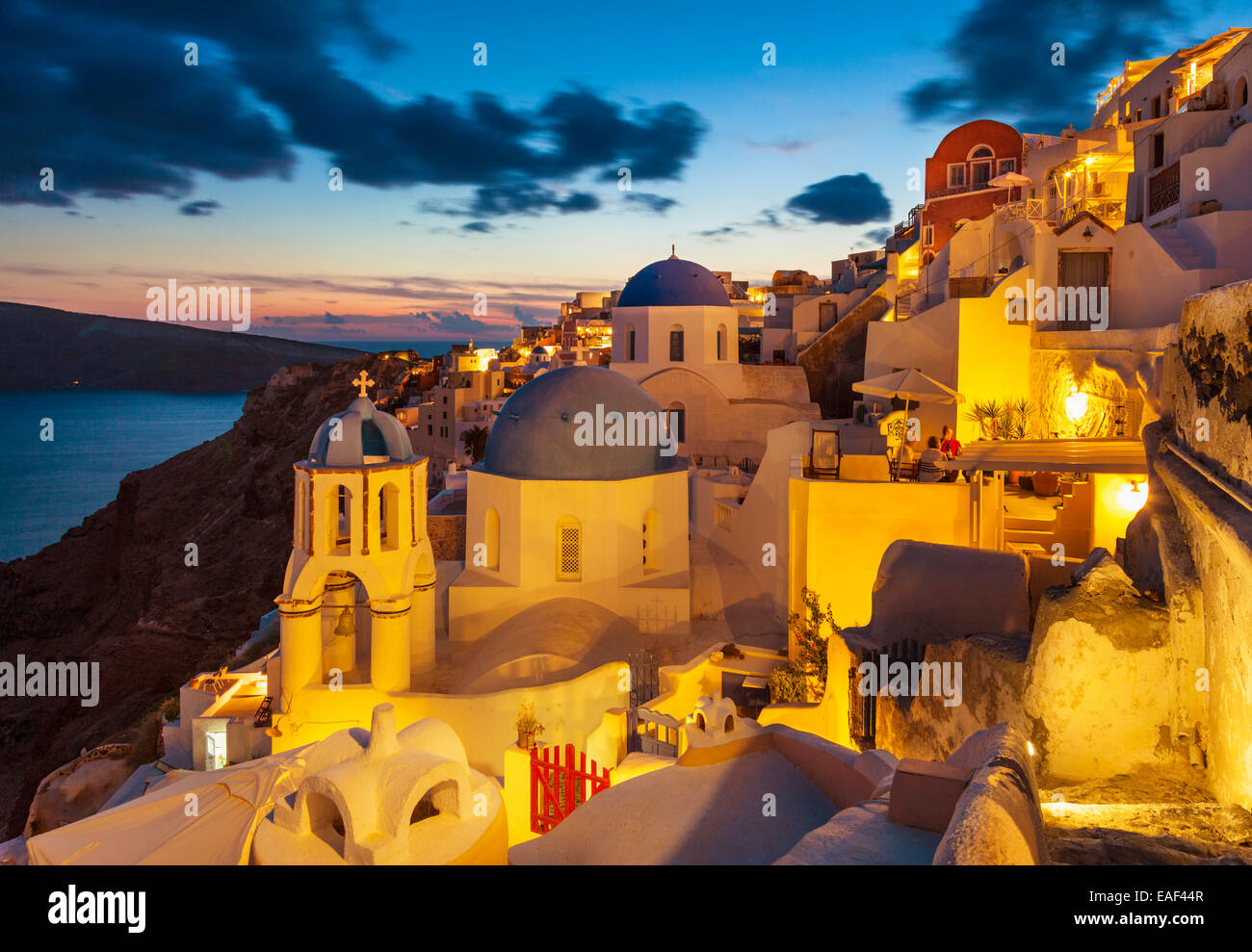 Dômes bleus et maisons blanches au coucher du soleil, Oia, Santorin, Santorini, Cyclades, îles grecques, Grèce, Union européenne, Europe Banque D'Images