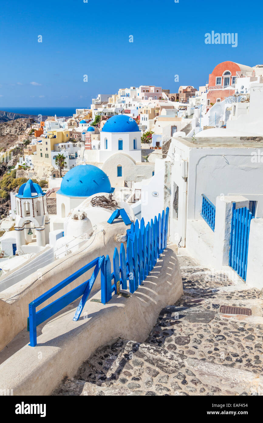 Maisons Blanches et dômes bleus dans le village de Oia, Santorin, Santorini, Cyclades, îles grecques, Grèce, Union européenne, Europe Banque D'Images