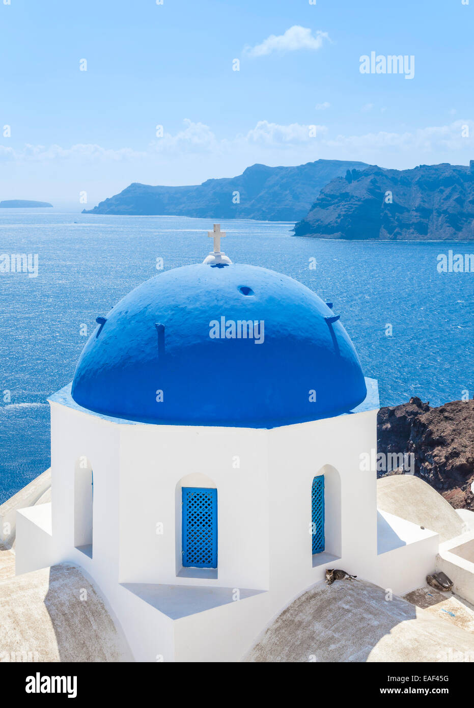 L'église grecque blanc avec dôme bleu Bell Tower, Oia, Santorin, Santorini, Cyclades, îles grecques, Grèce, Union européenne, Europe Banque D'Images