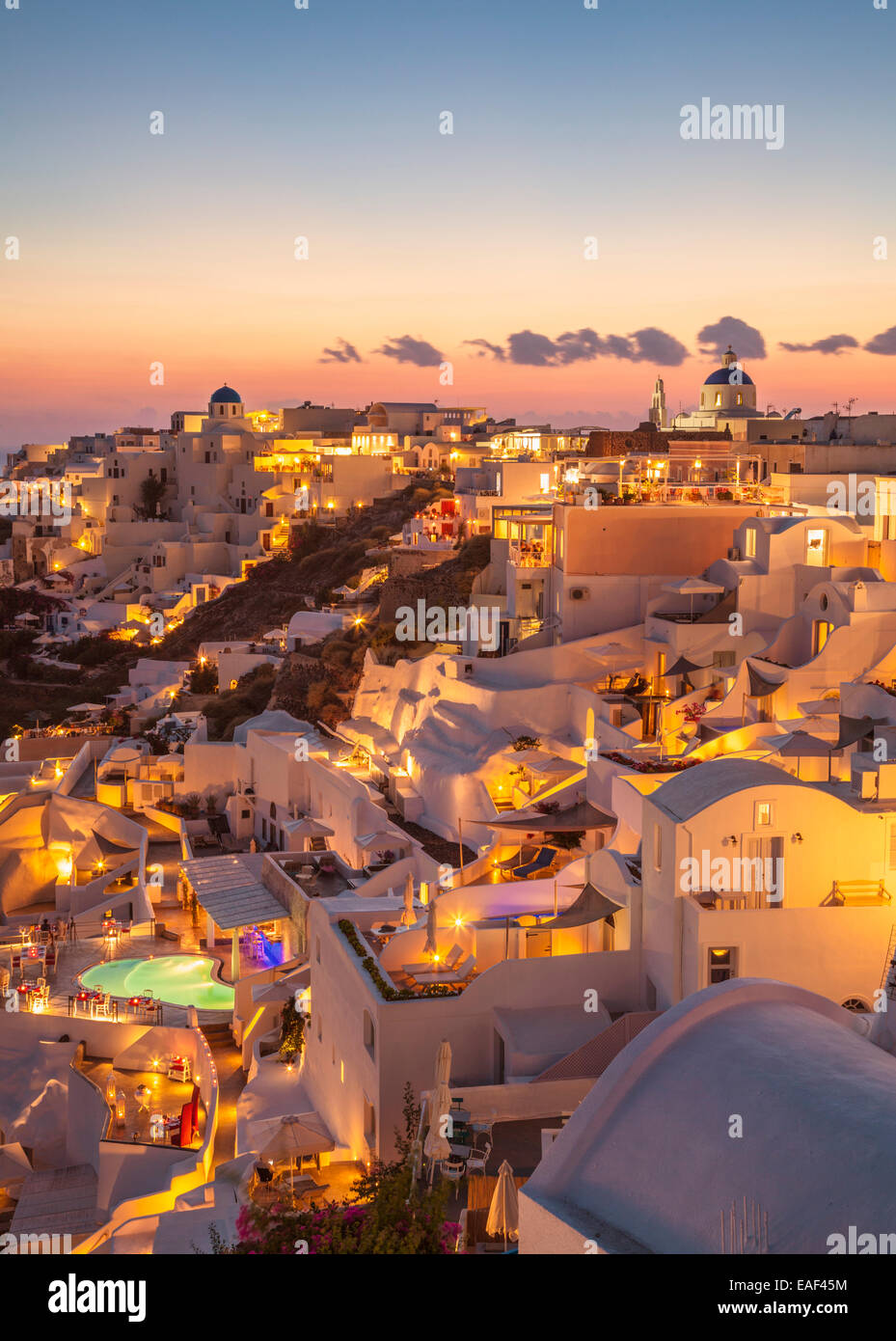 Piscines et hôtels dans la nuit dans le village de Oia, Santorin, Santorini, Cyclades, îles grecques, Grèce, Union européenne, Europe Banque D'Images