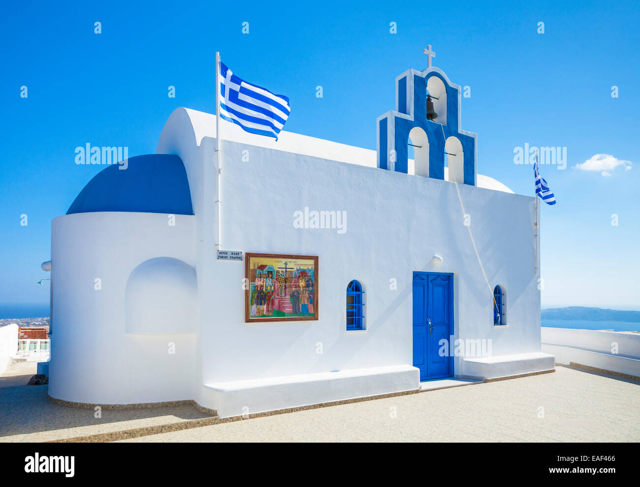 L'église blanche traditionnelle de Santorin Firostefani, Santorin, Fira, Santorini, Cyclades, Mer Égée, Grèce, Union européenne, Europe Banque D'Images