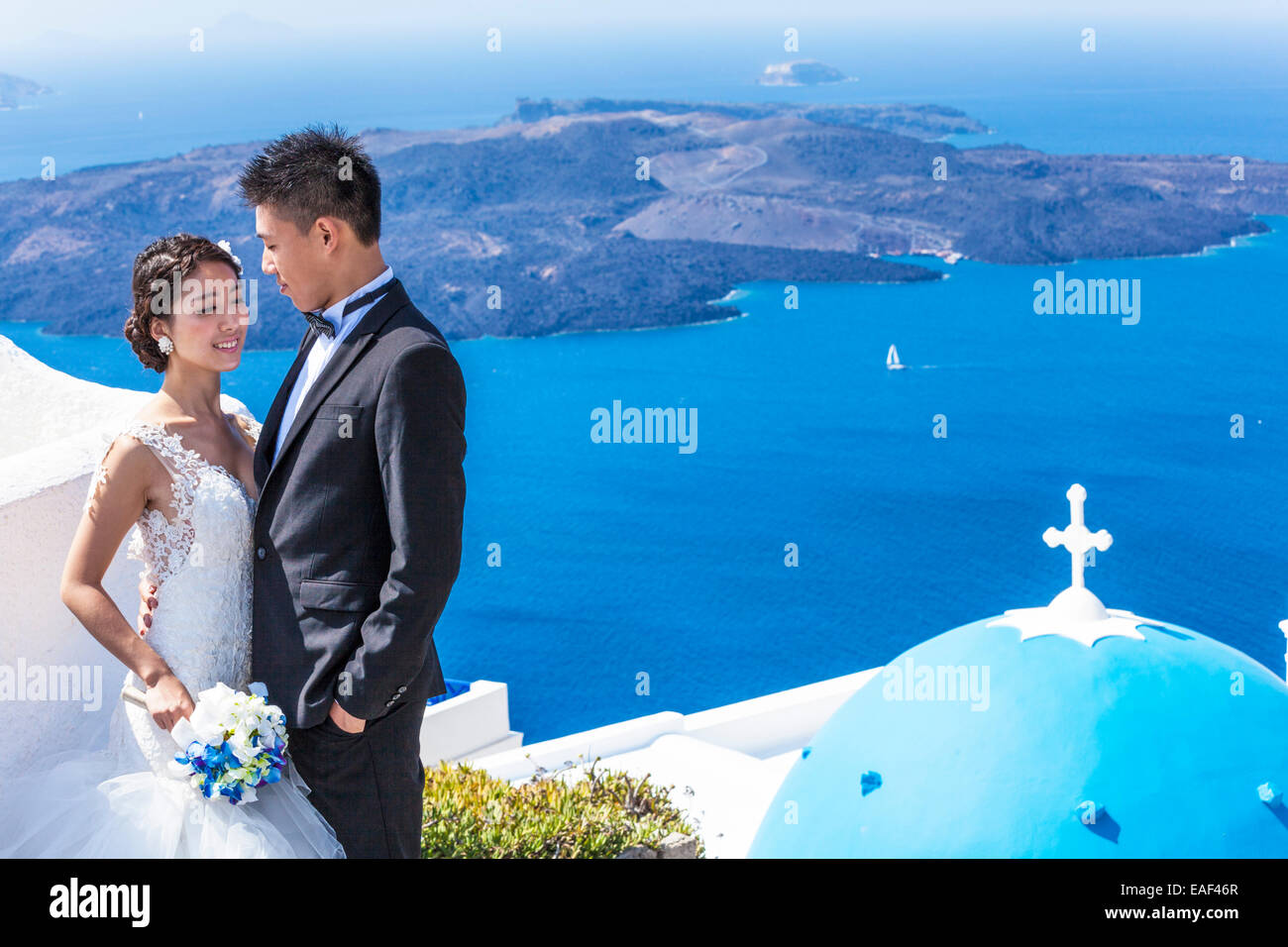 Mariage chinois chinois couple mariés à l'église St Gerasimos Fira Firostefani, Santorini Santorini Cyclades Grèce Mer Egée eu Europe Banque D'Images Mariage chinois chinois couple mariés à l'église St Gerasimos Fira Firostefani, Santorini Santorini Cyclades Grèce Mer Egée eu Europe Banque D'Images