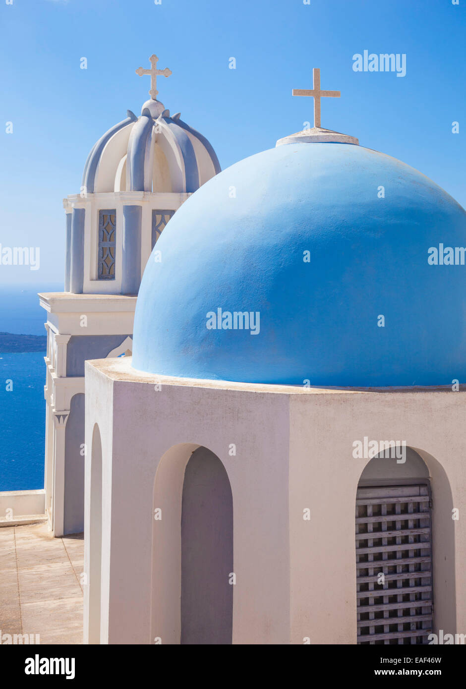 Les clochers de l'Église orthodoxe avec vue sur la caldeira de Fira Santorini Santorini Cyclades Grèce Mer Egée eu Europe Banque D'Images