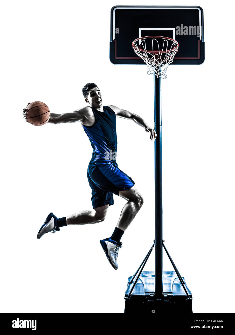 Un joueur de basket-ball homme dunk saut en silhouette isolé sur fond blanc Banque D'Images