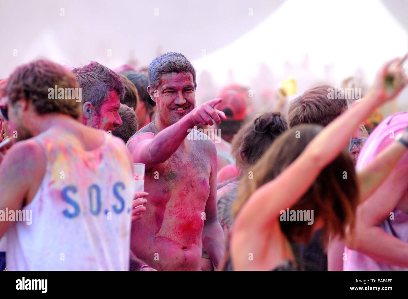 BENICASIM, ESPAGNE - 21 juillet : les gens au travail à couleur Holi Pringles FIB (Festival Internacional de Benicassim) Festival. Banque D'Images