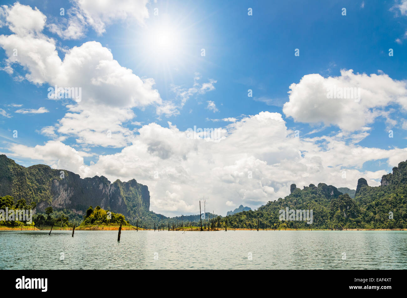 Bien plus beau lac et montagne à Ratchapapha barrage dans Parc national de Khao Sok, province de Surat Thani, Thaïlande de Guilin. Banque D'Images