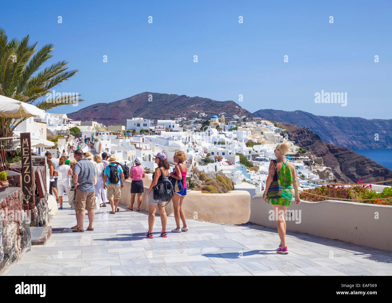 Les touristes dans le village de Oia, Santorin, Santorini, Cyclades, îles grecques, Grèce, Union européenne, Europe Banque D'Images
