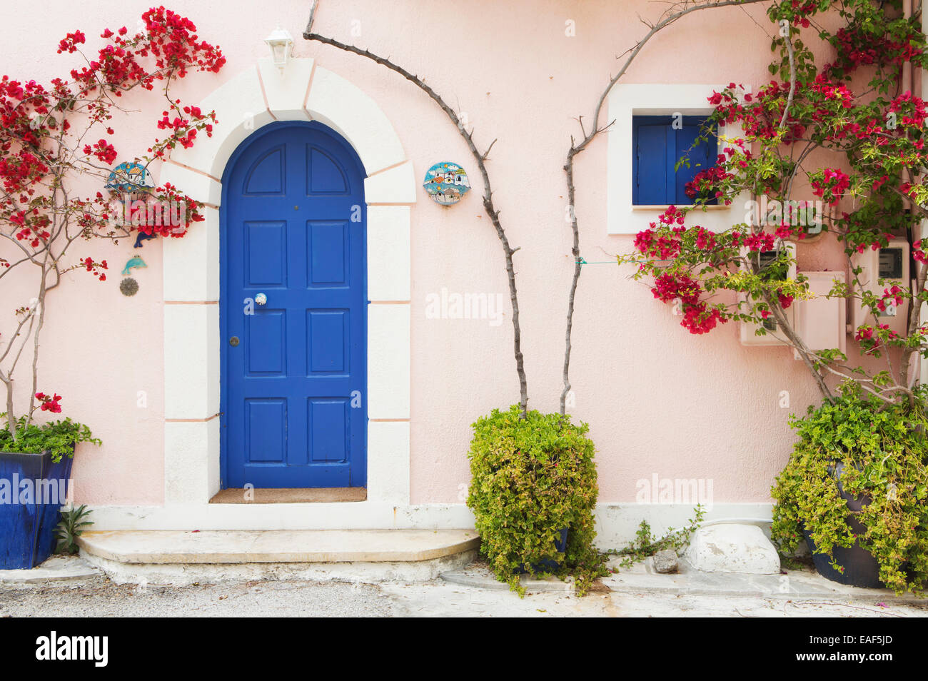 Une porte bleue à Assos, Céphalonie. Banque D'Images