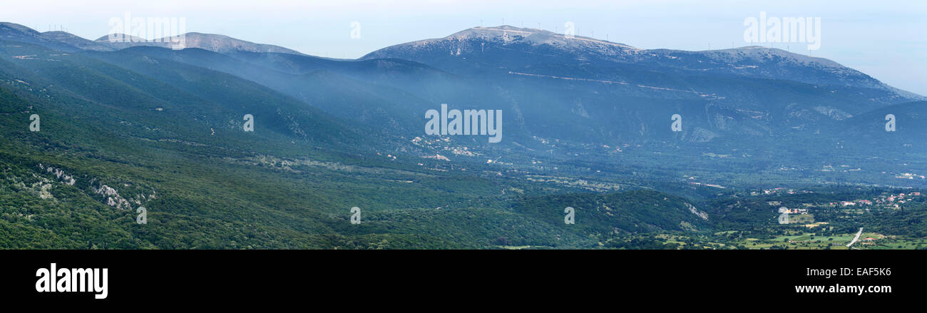 Une grande photographie panoramique du Chaliotata et Grizata avec en toile de fond la montagne Ainos de Digaleto, Céphalonie. Banque D'Images