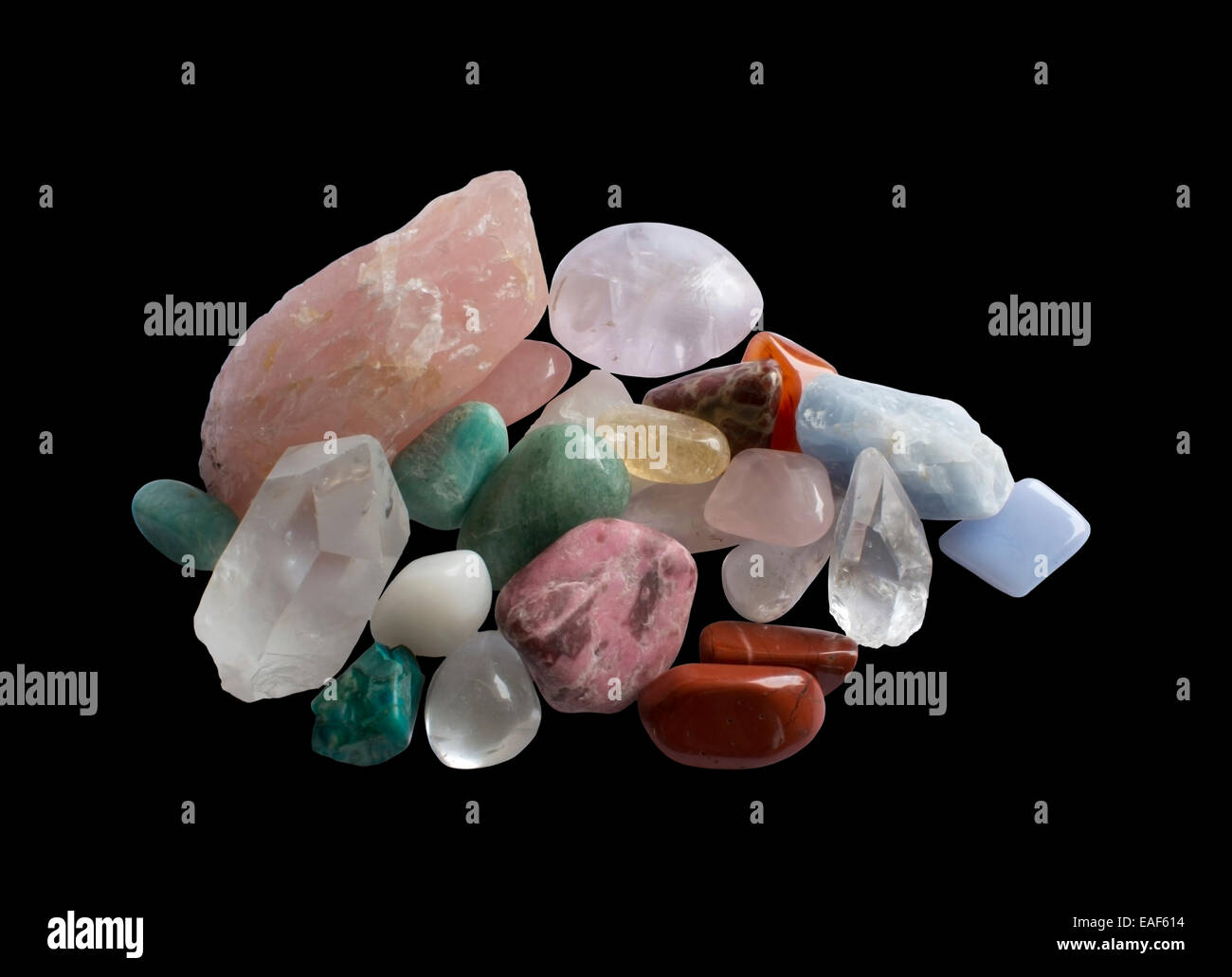 Pierres semi-précieuses dans un riche et centrée heap. Aventurine, quartz, calcite, jadéite et autres. Banque D'Images