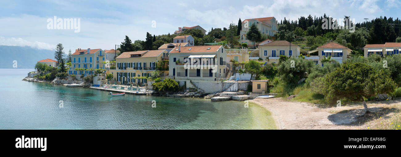 Maisons sur le bord de mer à Fiskardo, Céphalonie. Banque D'Images