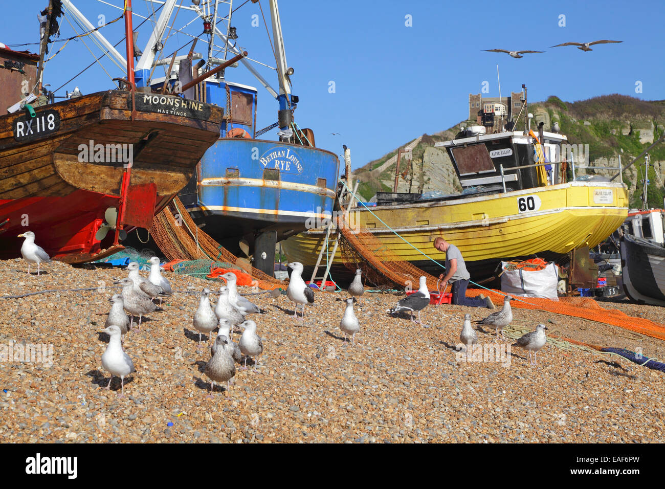 Pêcheur Hastings tendant ses filets sur la vieille ville de Stade. Hastings a la plus grande plage de la flotte de pêche a lancé au Royaume-Uni Banque D'Images