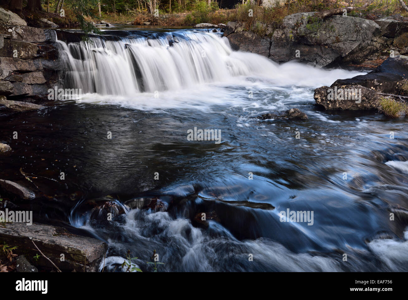 Cascades de la rivière West Groton Puits Vermont USA à l'automne Banque D'Images