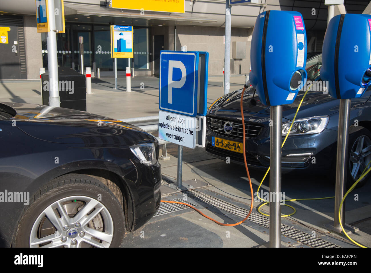 Parking pour voitures électriques qu'à l'aéroport de Schiphol Amsterdam Pays-Bas Banque D'Images