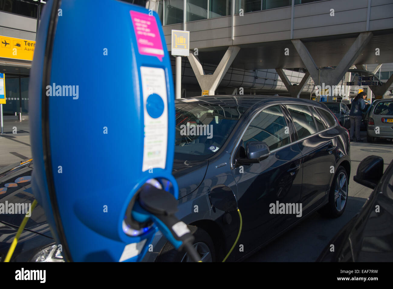 Parking pour voitures électriques qu'à l'aéroport de Schiphol Amsterdam Pays-Bas Banque D'Images
