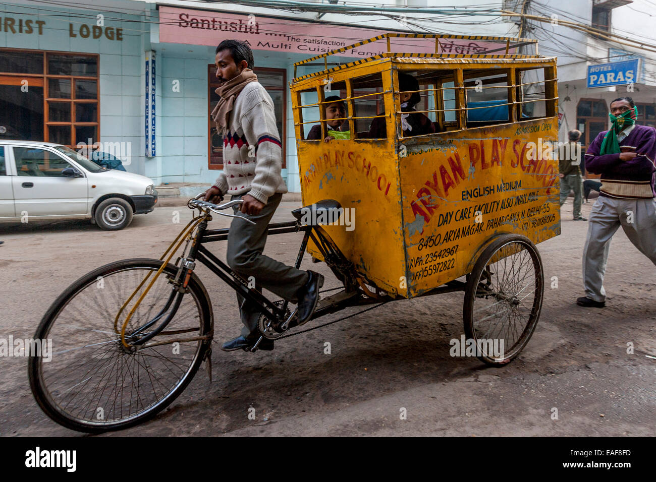 Les enfants de l'école d'être prises à l'école en vélo-taxi Taxi, New Delhi, Inde Banque D'Images