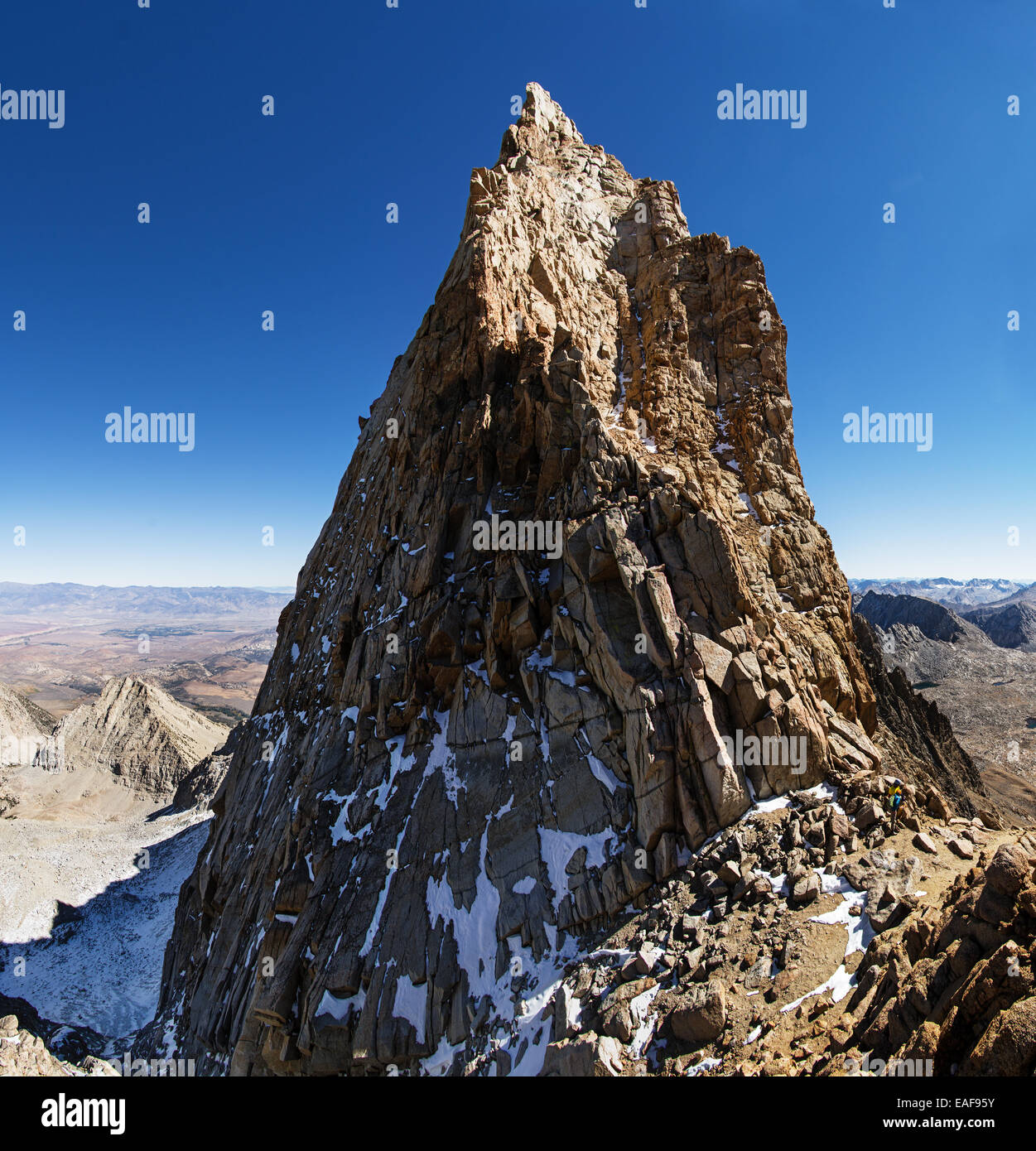 Sommet du mont Humphreys spire dans les montagnes de la Sierra Nevada avec deux alpinistes à la base Banque D'Images