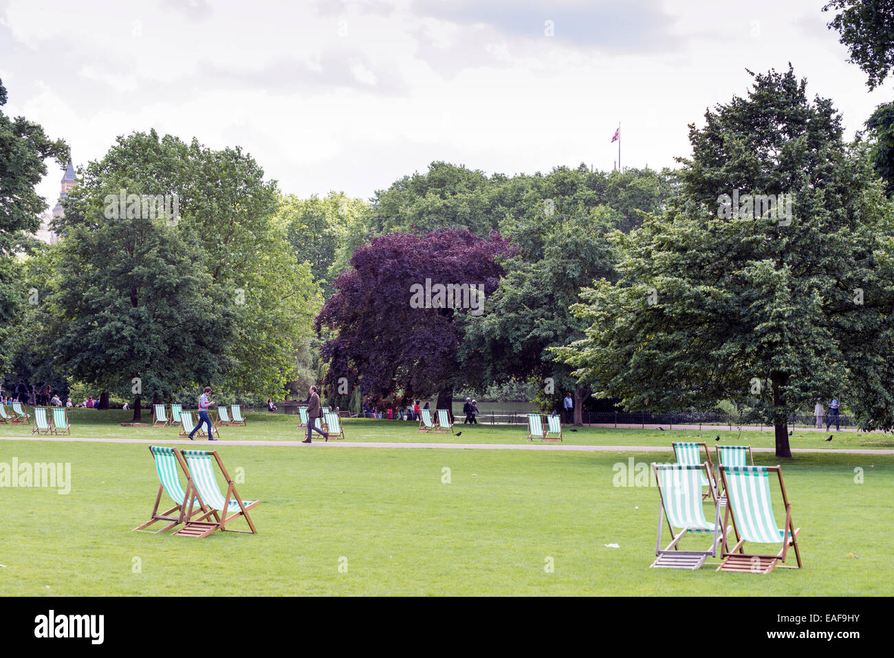 Londres, Royaume-Uni, le 5 juin 2014 : les jeunes gens parler et relaxant à St James's Park, au cours d'un printemps chaud matin Banque D'Images