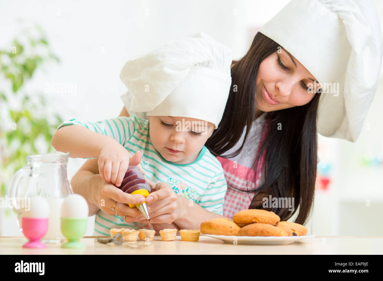 Mère et enfant girl making cookies Banque D'Images