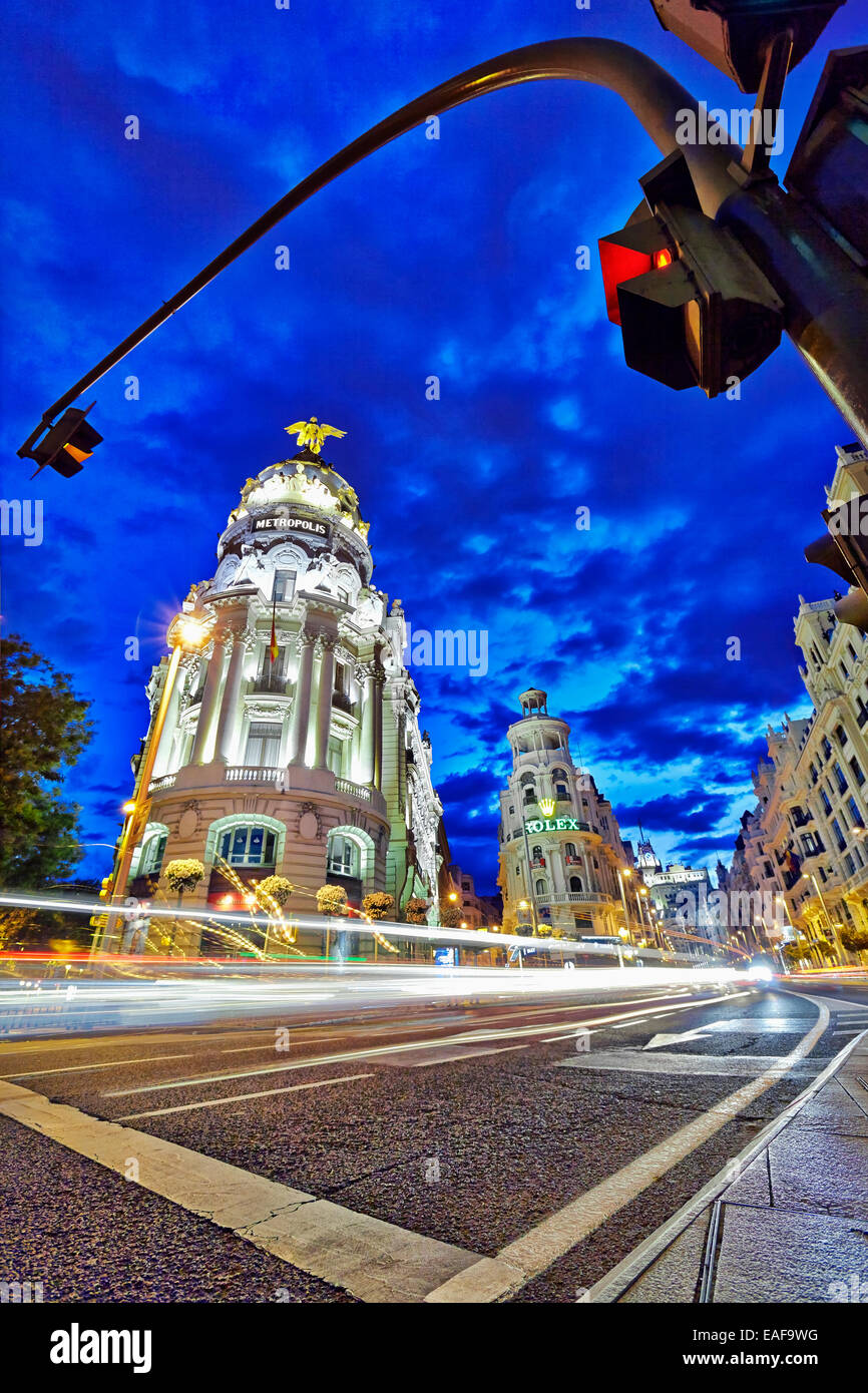 Bâtiment Metropolis et la rue Gran Via, au crépuscule. Madrid, Espagne. Banque D'Images