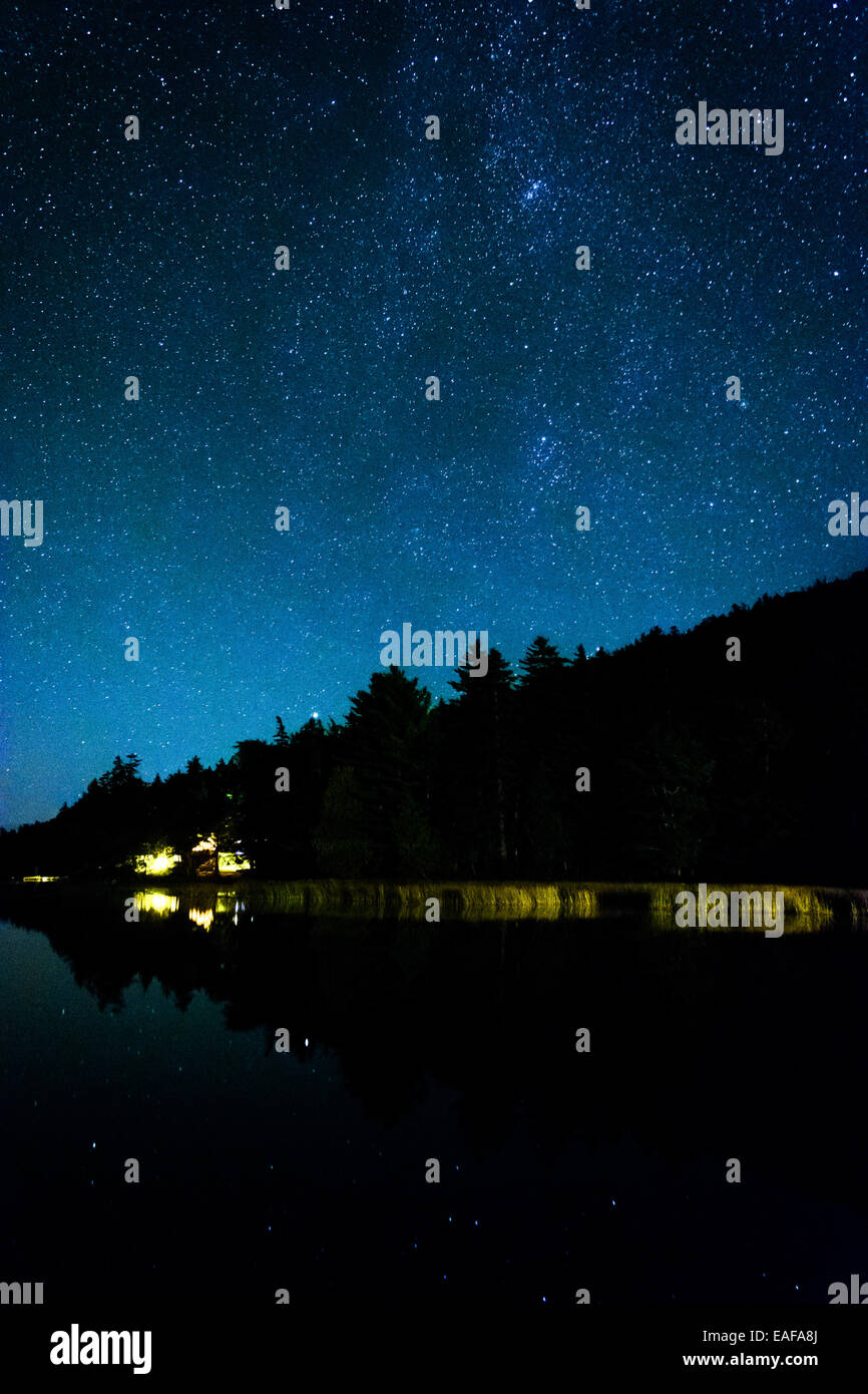 Les étoiles dans le ciel nocturne se reflétant dans le lac Écho, à l'Acadia National Park, Maine. Banque D'Images