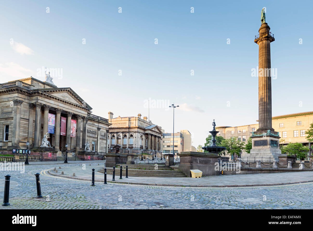 LIVERPOOL, Royaume-uni - juin 8, 2014 : St George's Hall, Walker Art Gallery et la colonne de Wellington à Liverpool Banque D'Images