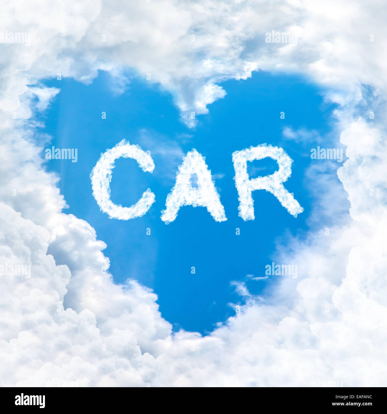 Mot de voiture à l'intérieur de l'amour forme de coeur nuage ciel bleu arrière-plan uniquement Banque D'Images
