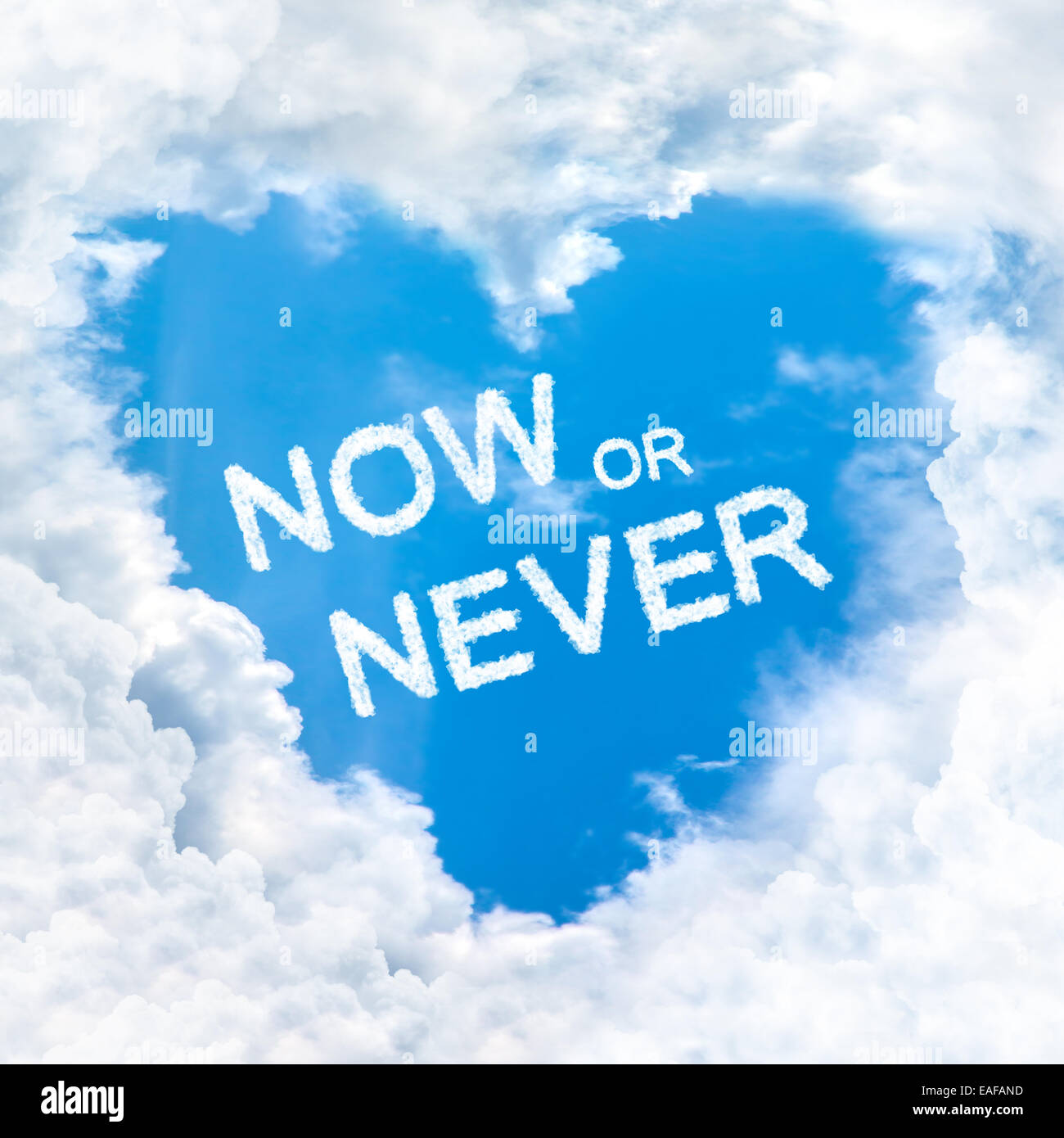 Maintenant ou jamais mot inside love en forme de coeur nuage ciel bleu arrière-plan uniquement Banque D'Images