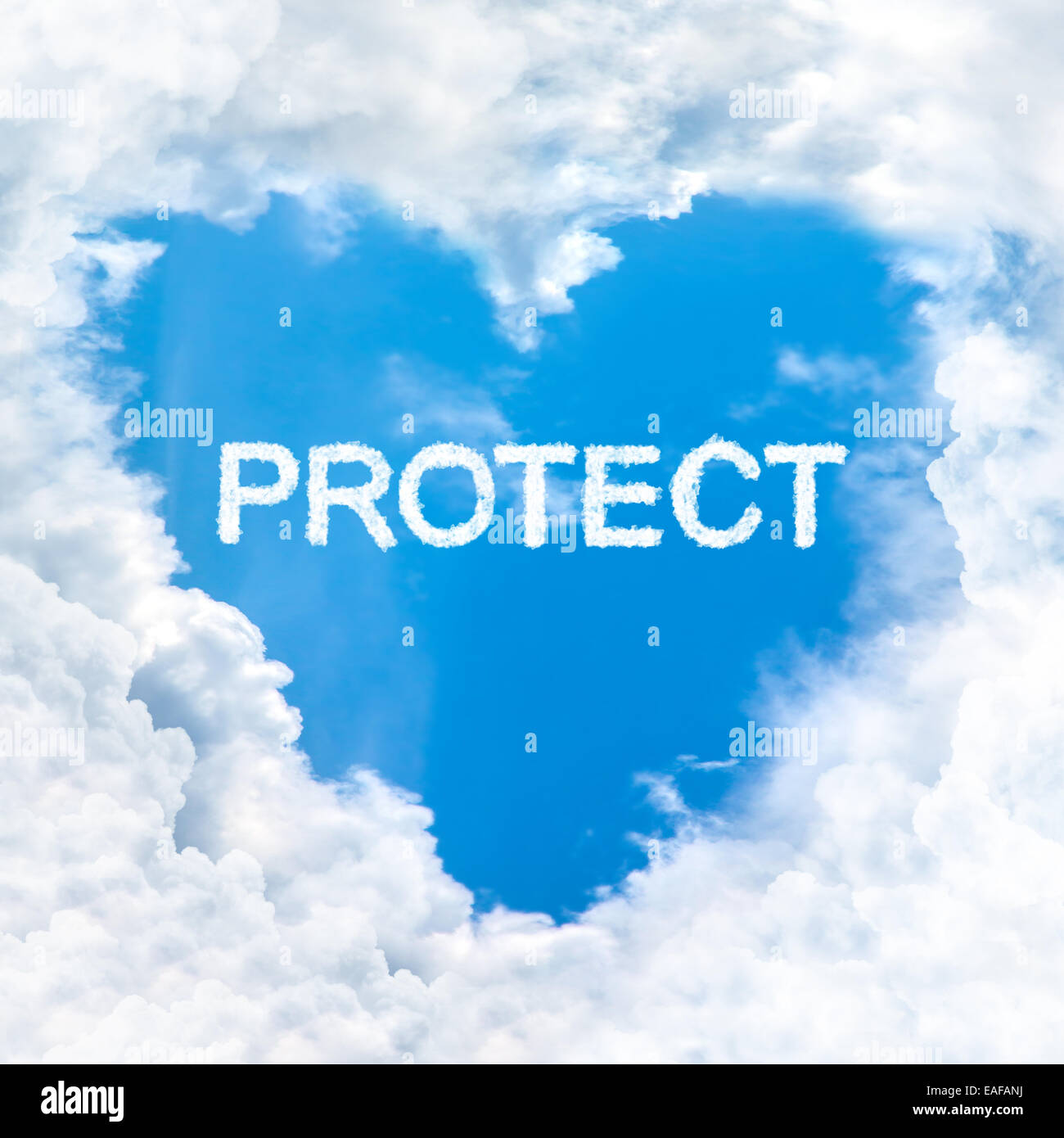 Protéger mot inside love en forme de coeur nuage ciel bleu arrière-plan uniquement Banque D'Images