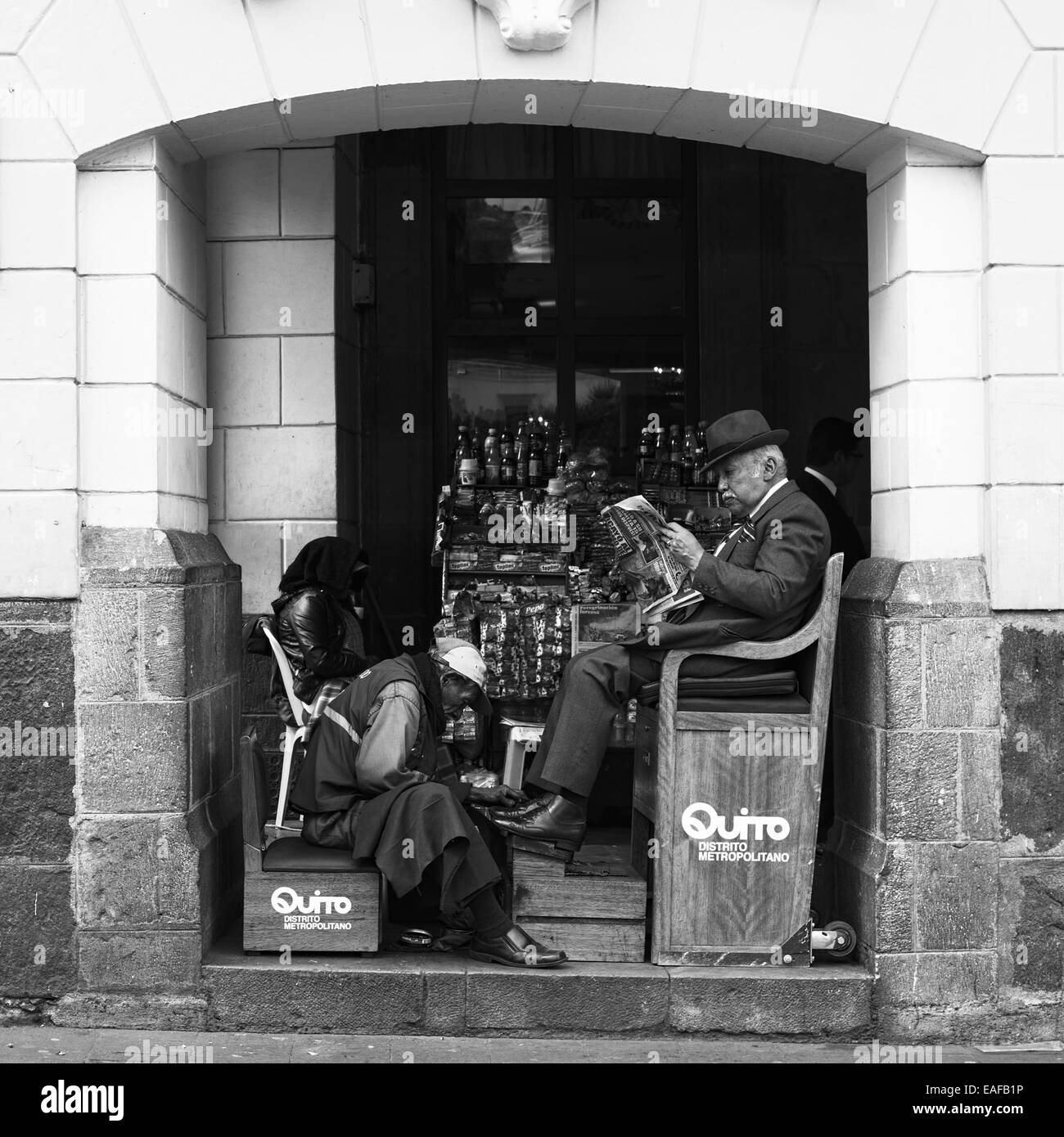 Shoeblack non identifié, le nettoyage de la peau d'un homme sur le Chili à la rue Plaza Grande (place principale) à Quito, Equateur Banque D'Images