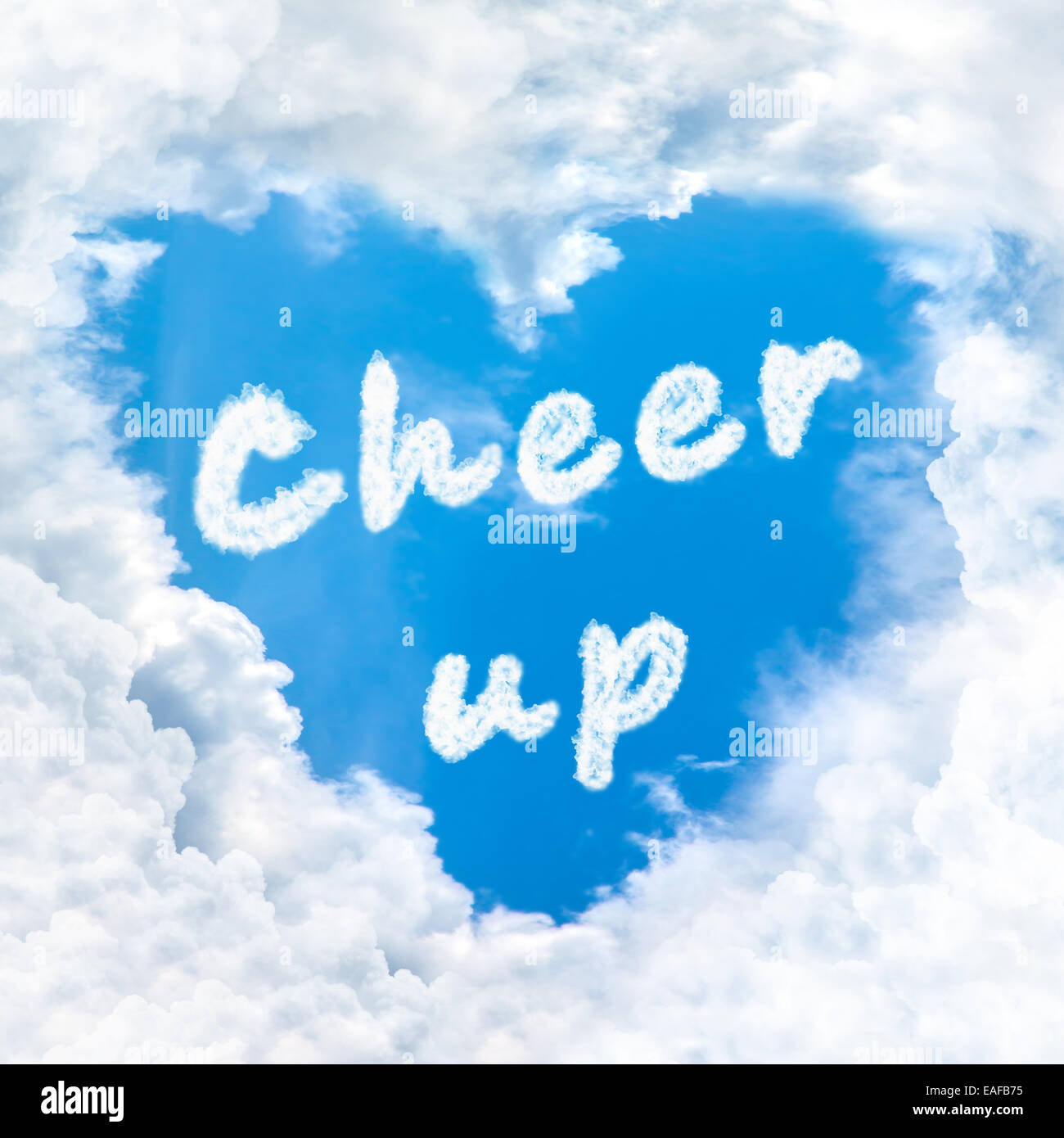 Cheer up mot nature sur ciel bleu à l'intérieur de l'amour coeur forme des nuages Banque D'Images