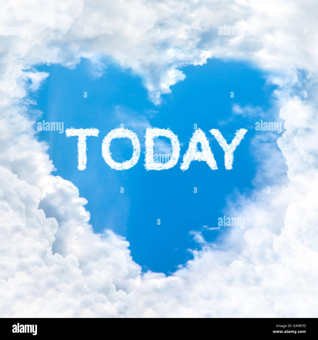 Aujourd'mot nature sur ciel bleu à l'intérieur de l'amour coeur forme des nuages Banque D'Images